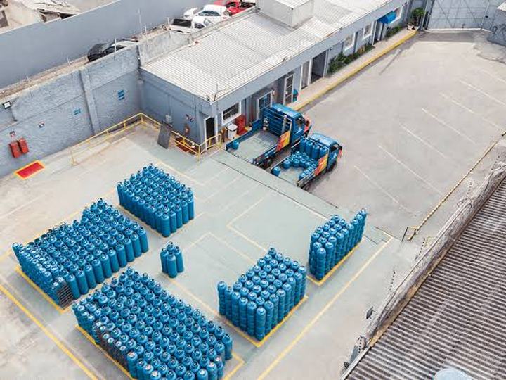 Vista aérea de base operacional com botijões organizados no pátio