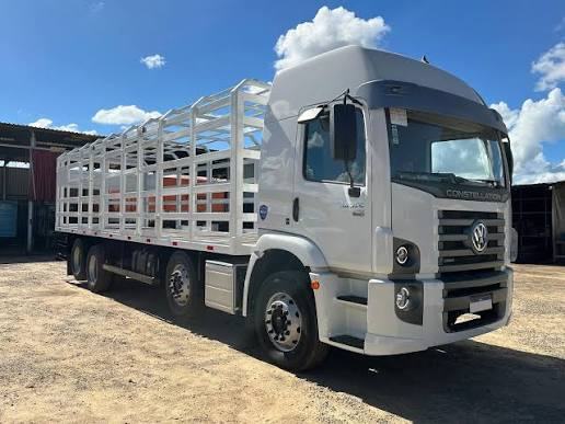 Caminhão com carroceria gaiola para transporte de botijões de GLP